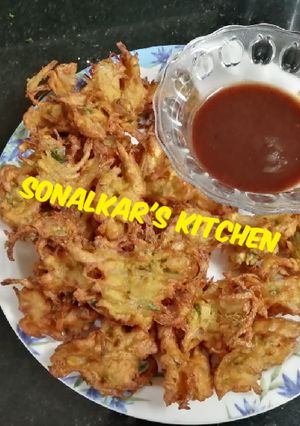 A picture of Onion Fritters/Pyaz Bhajiya.