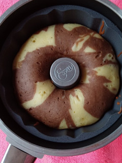 Una foto de Budín marmolado corazón de dulce de leche💜