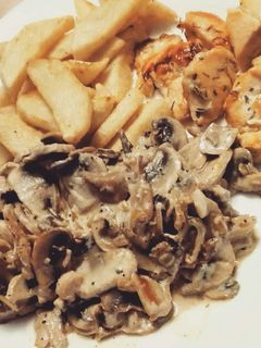 Una foto de Pollo con champiñones