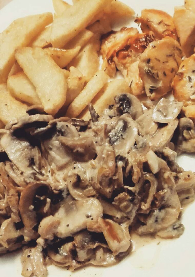 Una foto de Pollo con champiñones