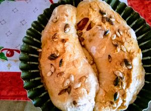 Una foto de Pan de azafrán y orégano con semillas tostadas de calabaza