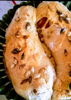 Una foto de Pan de azafrán y orégano con semillas tostadas de calabaza