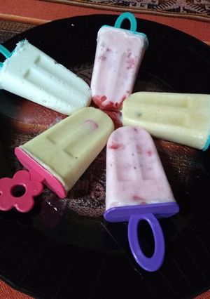 Una foto de Helado de yogurt con frutas!🥥🍓👩‍🍳