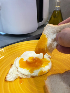 Una foto de Huevos fritos en freidora sin aceite Cecofry