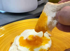 Foto principal de Huevos fritos en freidora sin aceite Cecofry