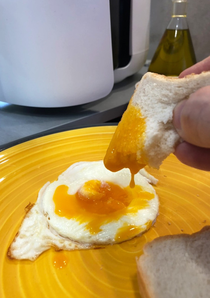 Una foto de Huevos fritos en freidora sin aceite Cecofry