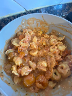 Una foto de Tortellini rellenos de carne con queso feta y cherry