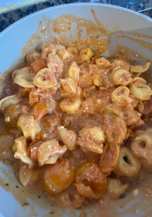 Una foto de Tortellini rellenos de carne con queso feta y cherry
