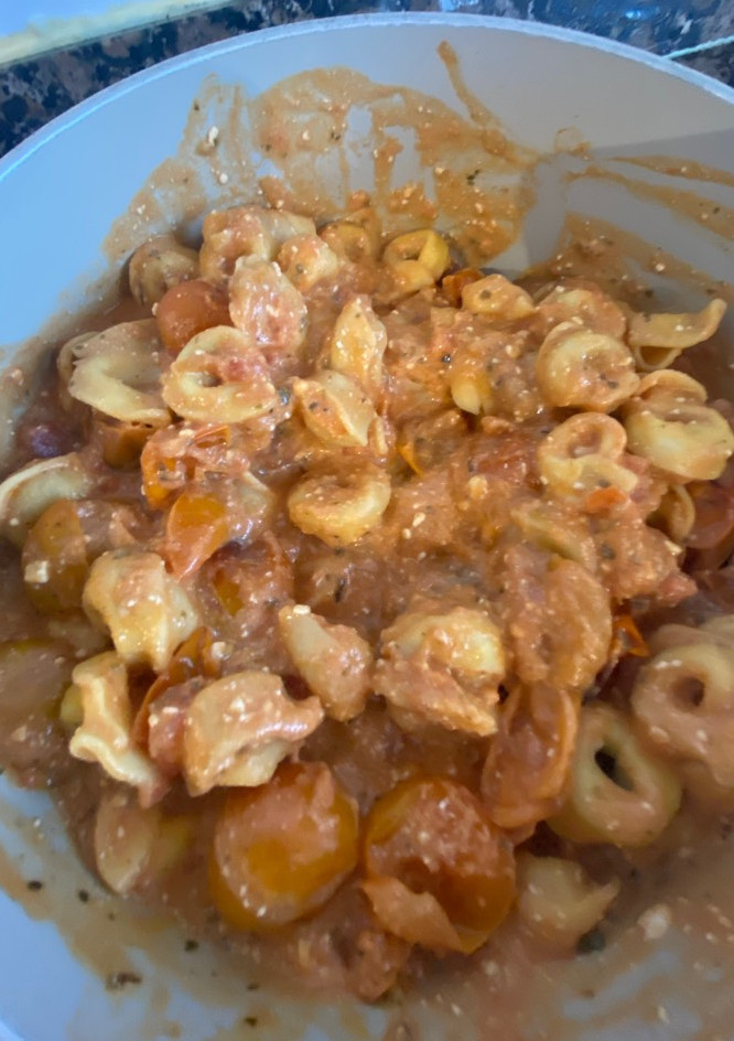 Una foto de Tortellini rellenos de carne con queso feta y cherry