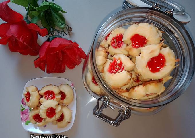 Crunchy Strawberry Cheese Thumbprint Cookies (kue kering)