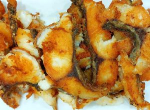 Hình của món Canh chua cá và cá chiên giòn.