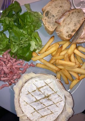 Une photo de Camembert au four