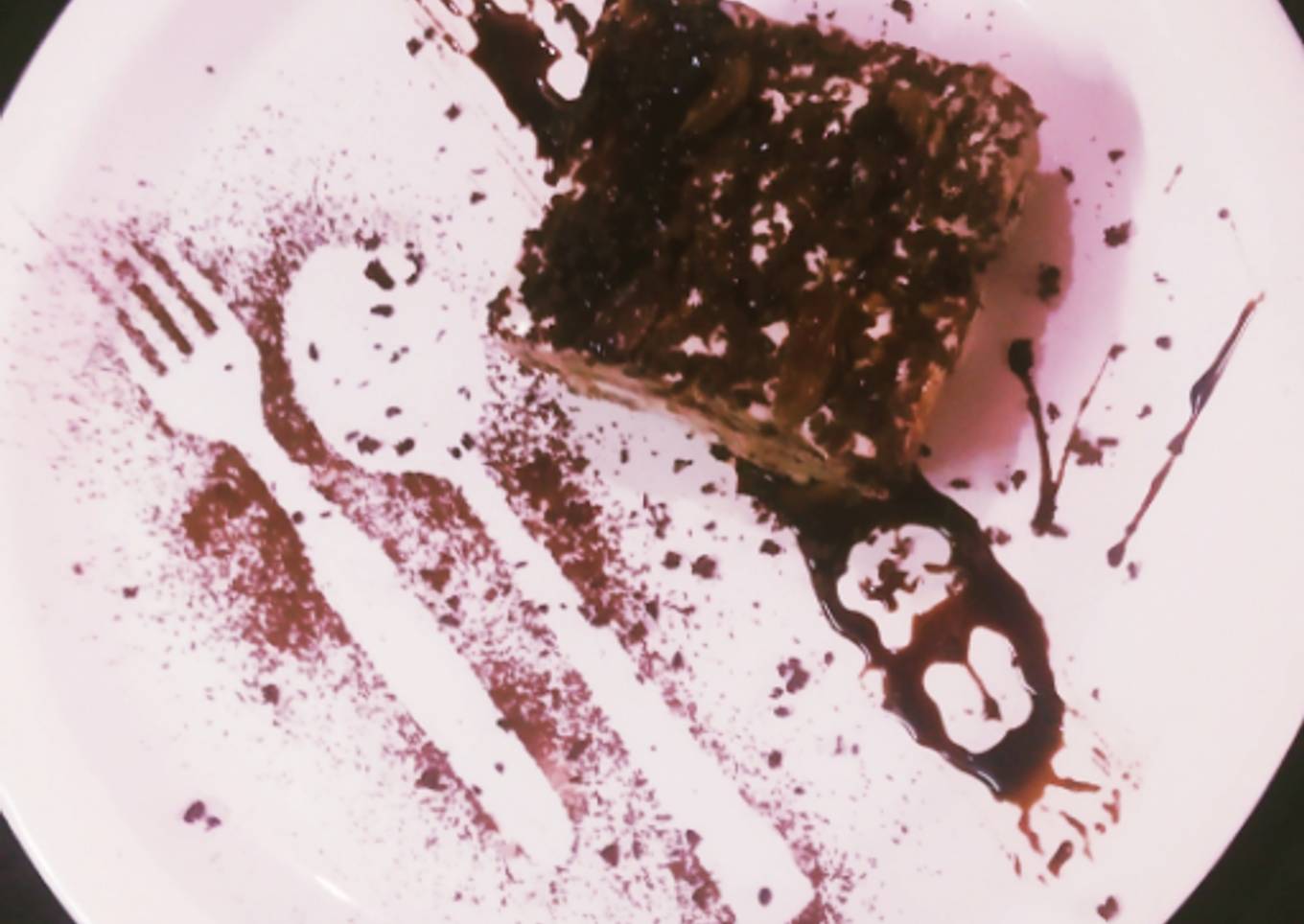 Banana biscuit pie with chocolate sauce