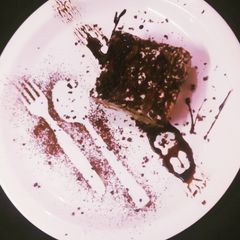 A picture of Banana biscuit pie with chocolate sauce.