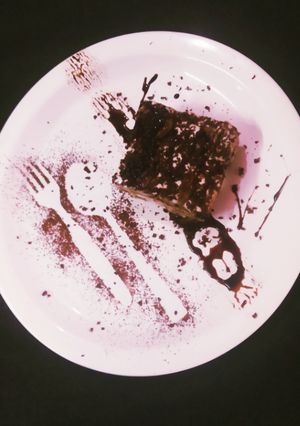 A picture of Banana biscuit pie with chocolate sauce.