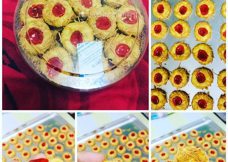 Resep Crunchy Strawberry Cheese Thumbprint Cookies yang Enak