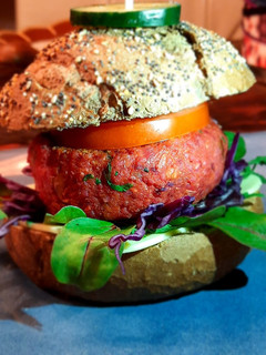 Una foto de Hamburguesa vegana de remolacha arroz integral y cuscús