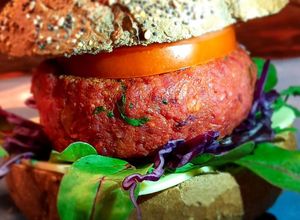 Una foto de Hamburguesa vegana de remolacha arroz integral y cuscús