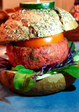 Foto principal de Hamburguesa vegana de remolacha arroz integral y cuscús