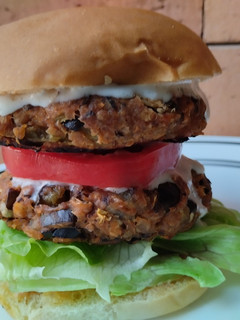 Una foto de Patties de frijoles y berenjena veganas😜🍔🥪