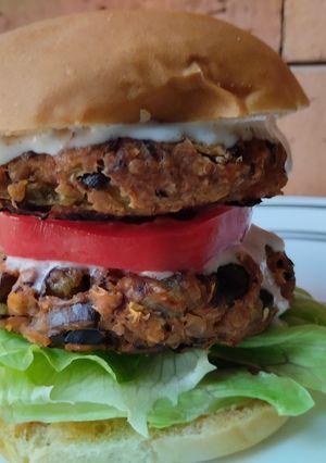 Una foto de Patties de frijoles y berenjena veganas😜🍔🥪