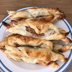 A picture of Cinnamon walnut rolls.