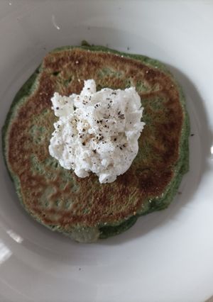 Une photo de Pancakes chèvre épinards