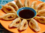 Una foto de gyoza carne