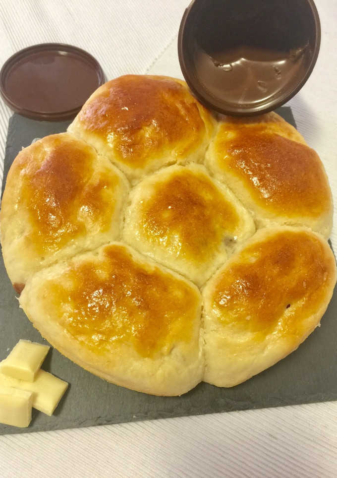 Una foto de Bollos o brioches rellenos de chocolate