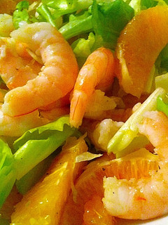 Una foto de Escarola con gambas y naranja