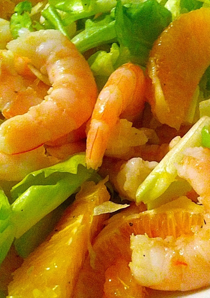 Una foto de Escarola con gambas y naranja