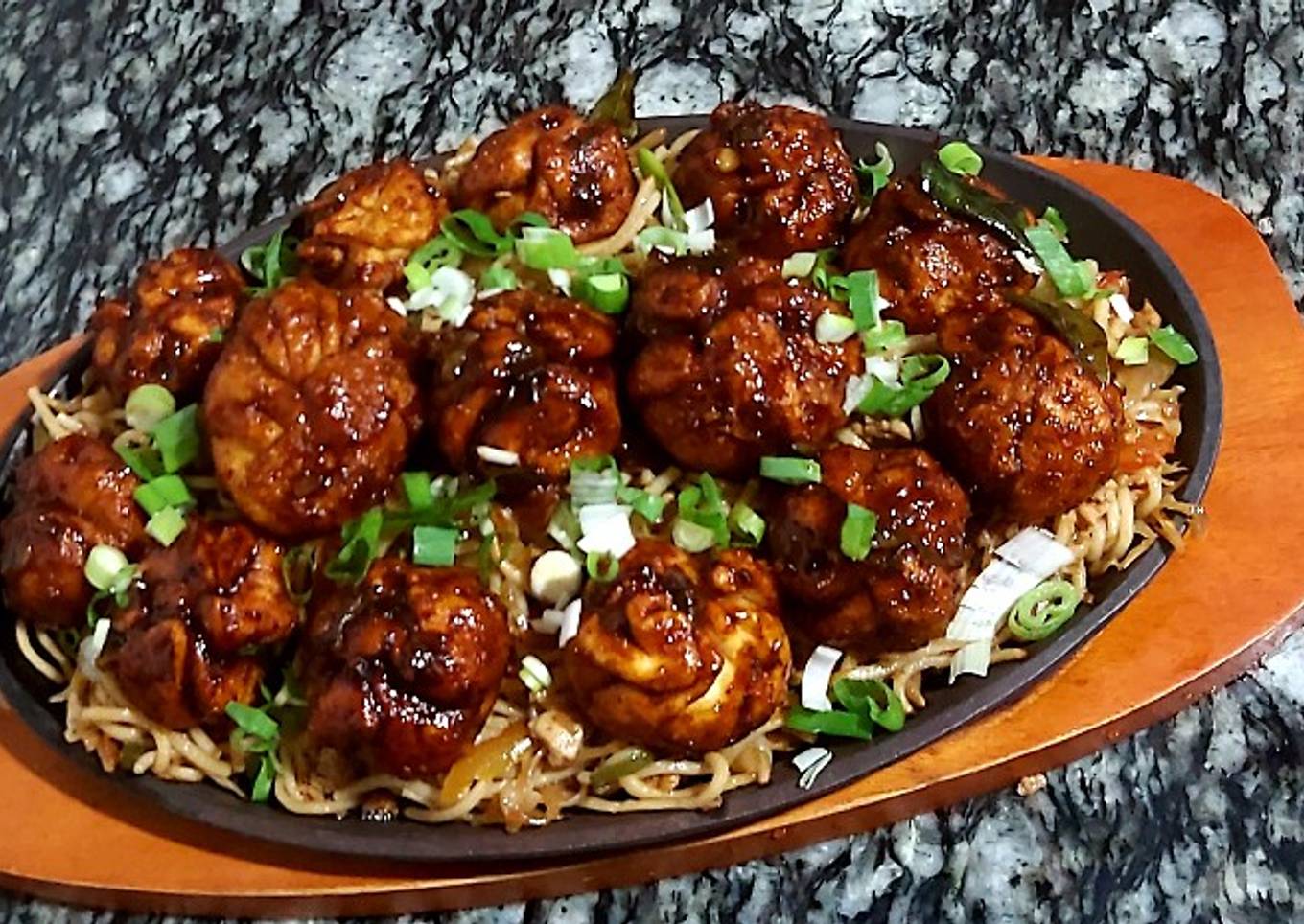 Shezwan chicken momos with hakka noodles😋