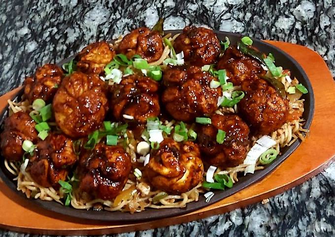 Shezwan chicken momos with hakka noodles😋