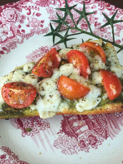 Una foto de Pan con pesto tomatitos y mozzarella (baguette)