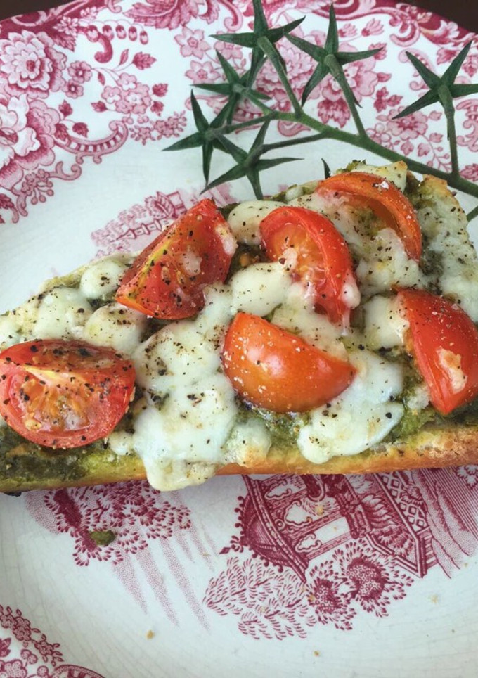 Una foto de Pan con pesto tomatitos y mozzarella (baguette)