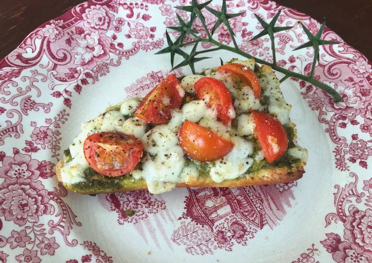 Pan con pesto tomatitos y mozzarella (baguette)