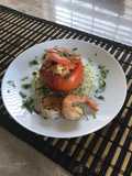 Tomate relleno con camarones al ajillo