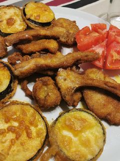 Una foto de Cabrit arrebossat amb albergínia en tempura