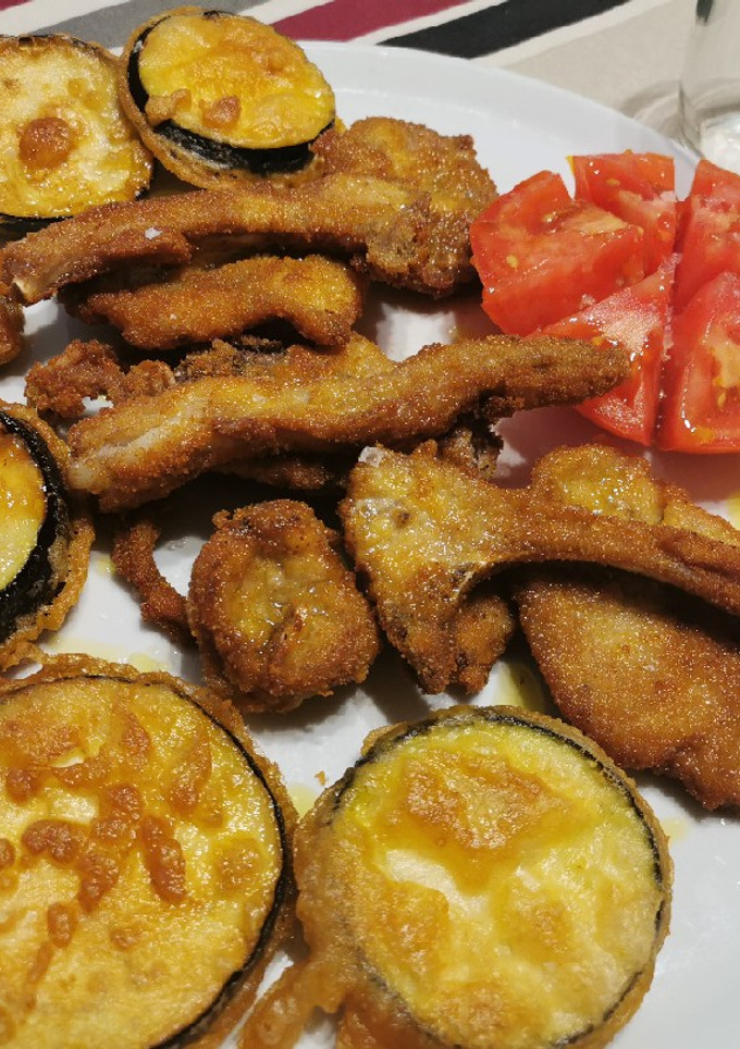 Una foto de Cabrit arrebossat amb albergínia en tempura