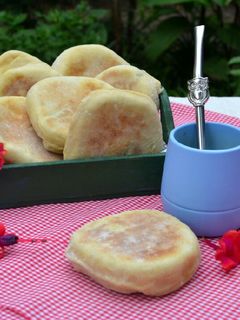 Una foto de Pancitos de yogurt rellenos, en sartén🤓