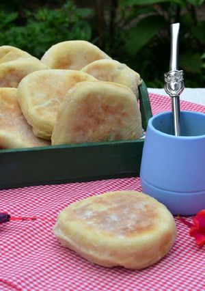 Una foto de Pancitos de yogurt rellenos, en sartén🤓