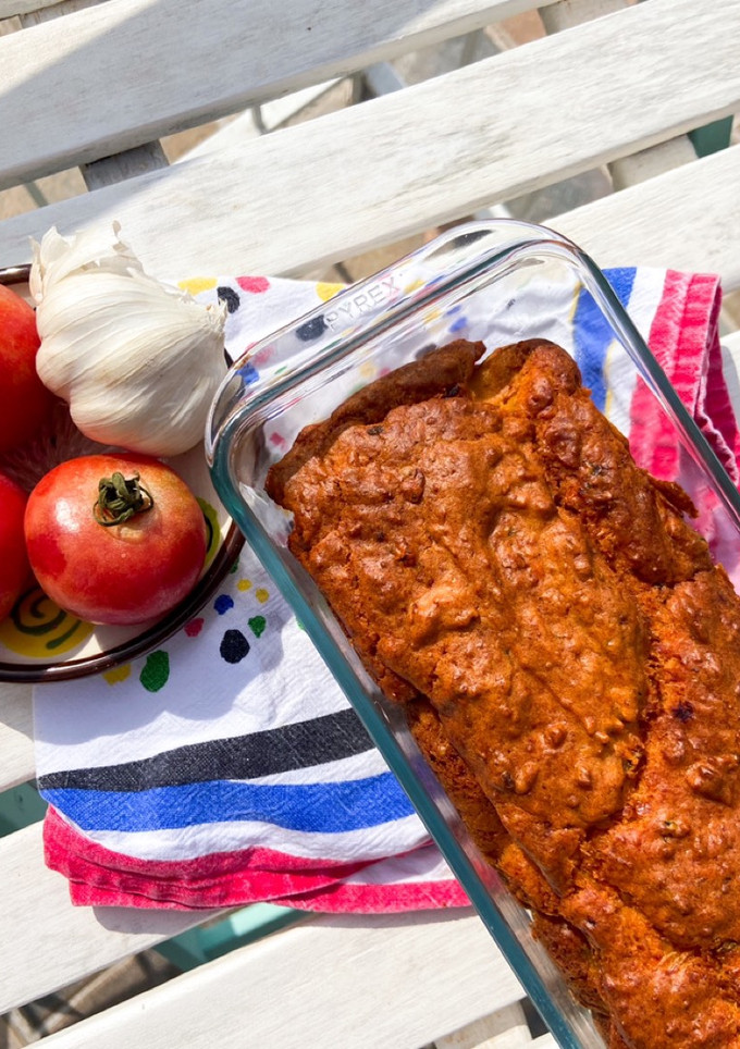Una foto de Bizcocho salado de tomate y queso