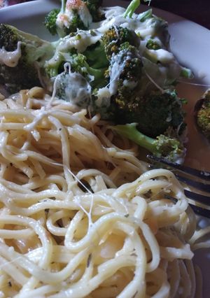 Una foto de Fideos con brócoli y queso