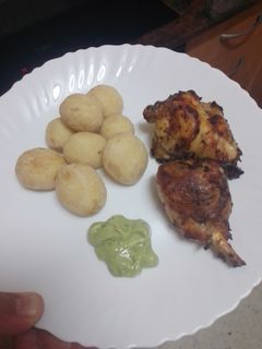 Una foto de Muslos de pollo asados en freidora de aire con papas arrugas y mojo