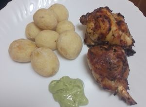Foto principal de Muslos de pollo asados en freidora de aire con papas arrugas y mojo