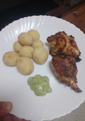 Una foto de Muslos de pollo asados en freidora de aire con papas arrugas y mojo