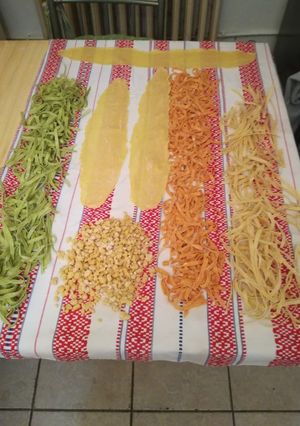 Színezett száraz tészta recept fotója