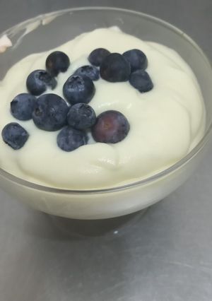 Una foto de Cheesecake de limón, papaya y arándanos