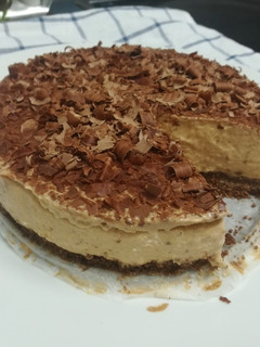Una foto de Cheesecake de plátano y dulce de leche🍌🍫
