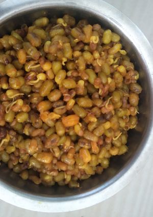 સ્પ્રાઉટ મગ અને મઠ(sprout mag & math recipe in gujarati) રેસીપી મુખ્ય ફોટો